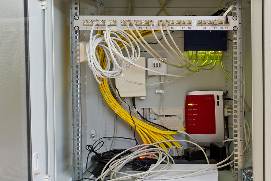 Netzwerkschrank mit Patchpanel und Kabeln