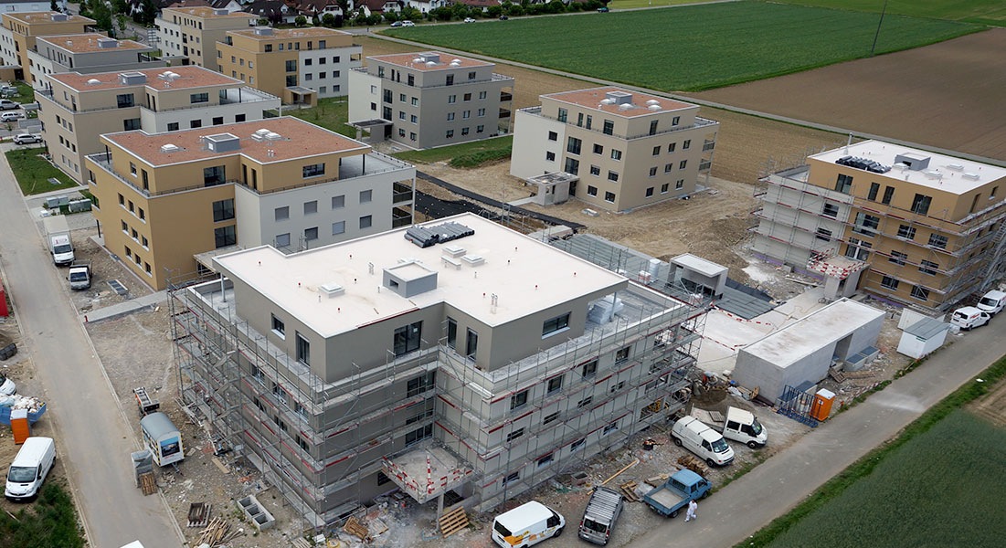 Mehrfamilienhäuser am Enzianweg in Kleindöttingen während des Baus, Luftaufnahme